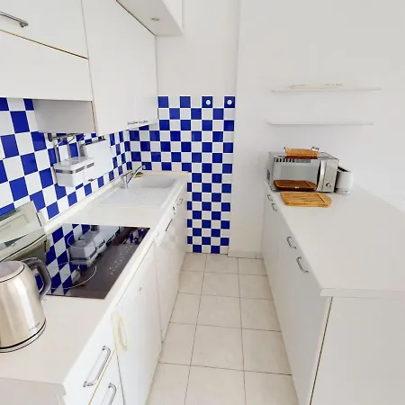 Appartement Spacieux Avec Terrasse Face A Menton, Proche Plages Et Centre-ville - Fr-1-196-327 *